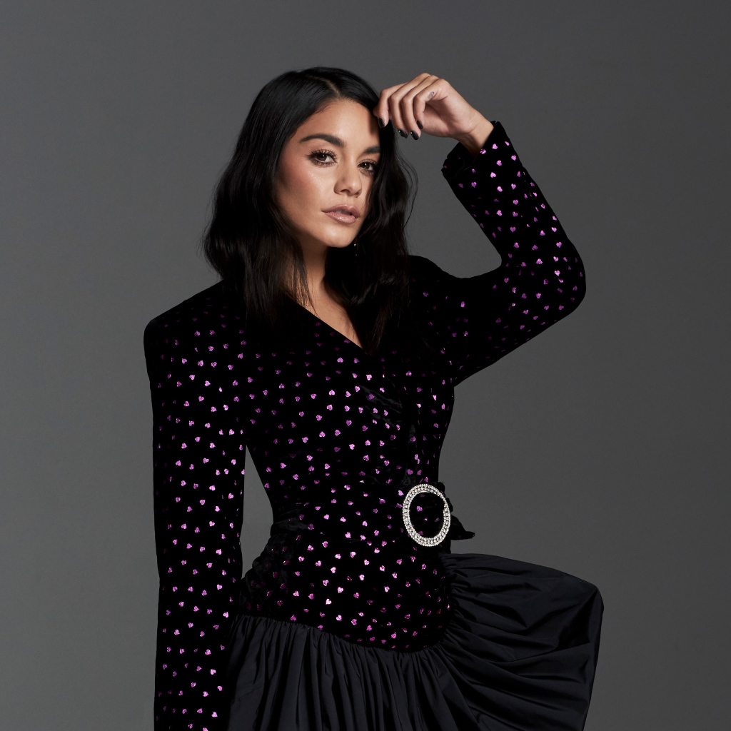 Актриса Ванесса Хадженс в костюме на сером фоне