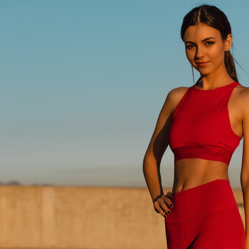 Актриса Виктория Джастис в красном костюме