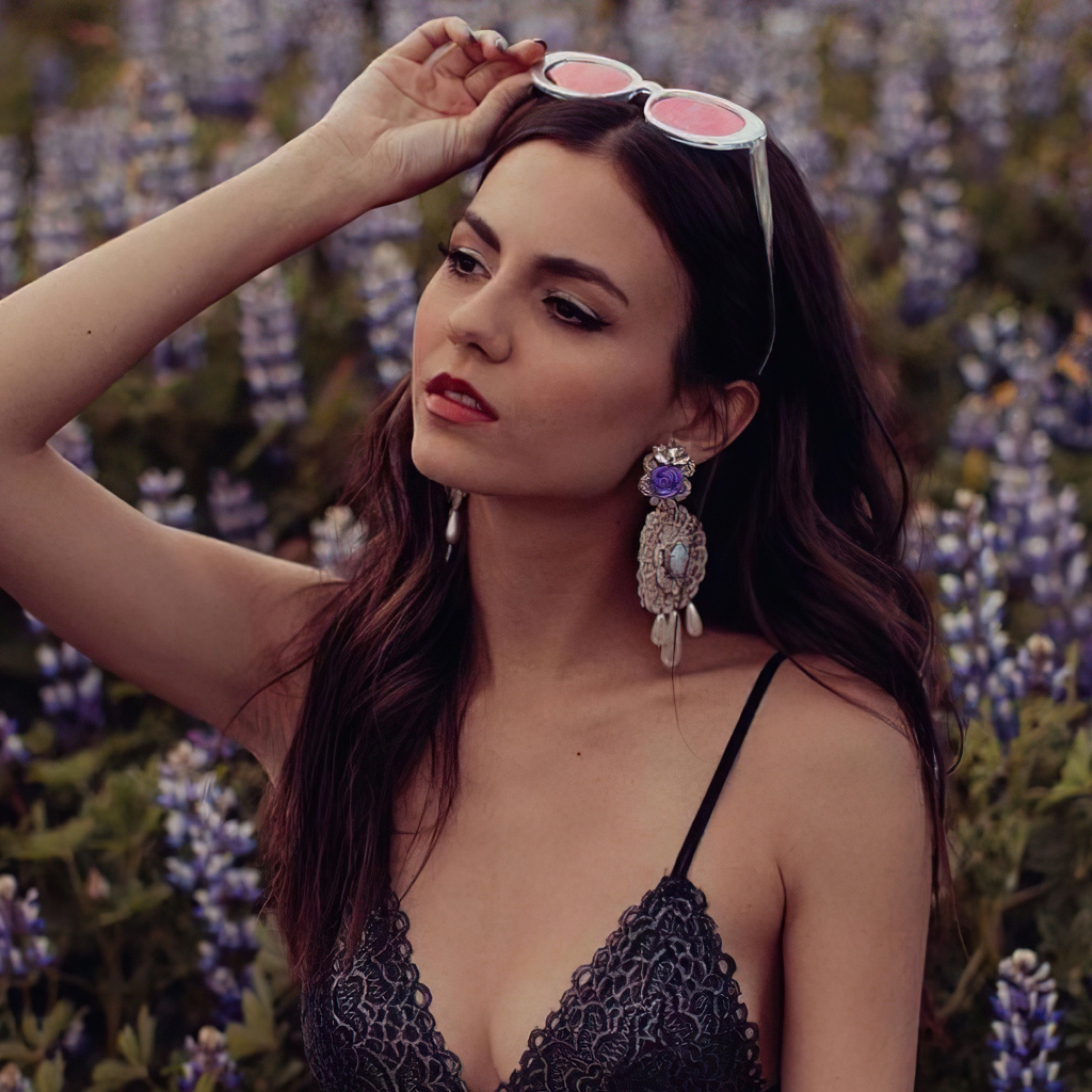 Актриса Виктория Джастис на поле с цветами