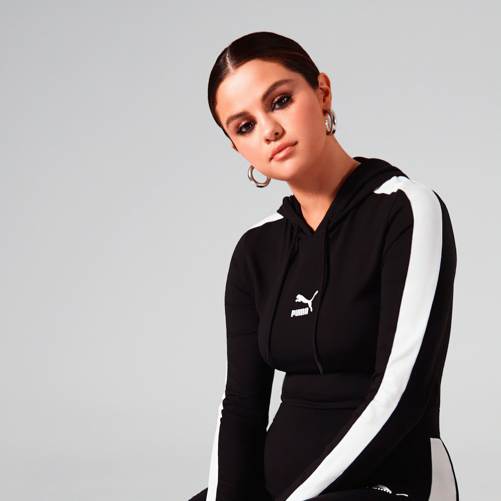 Актриса, модель Селена Гомес в спортивном костюме на сером фоне