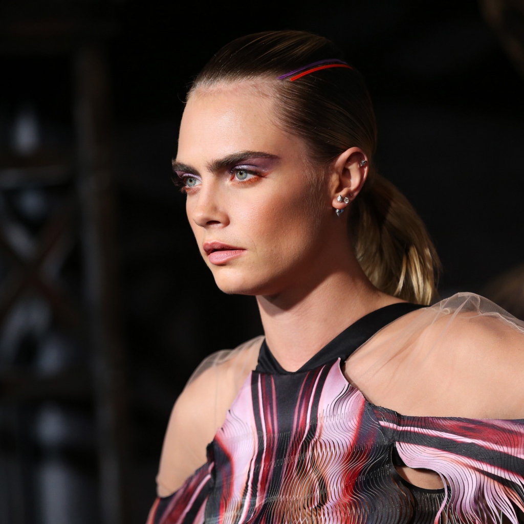 Актриса и модель Кара Делевинь в платье