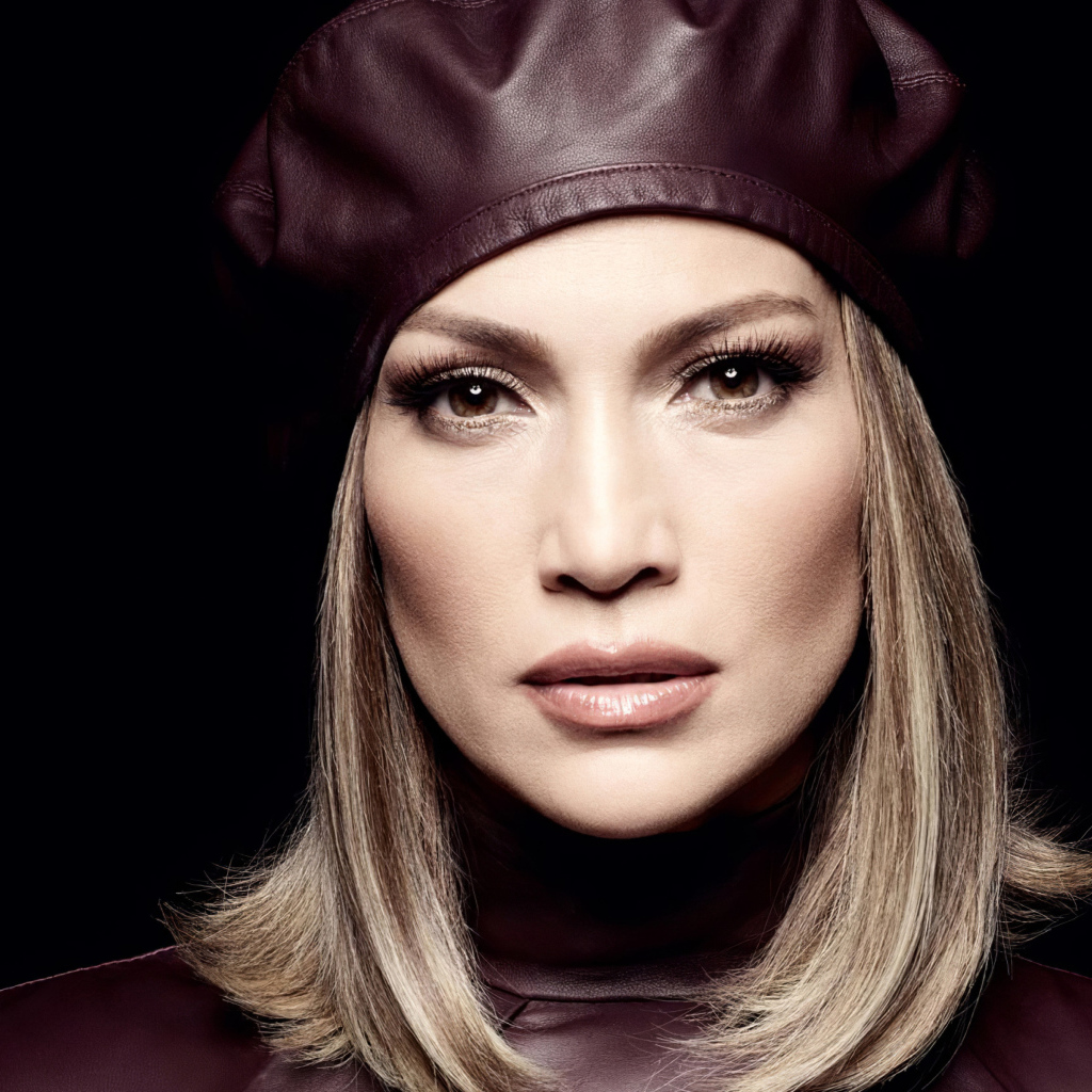 Актриса и певица Дженнифер Лопес лицо крупным планом на черном фоне