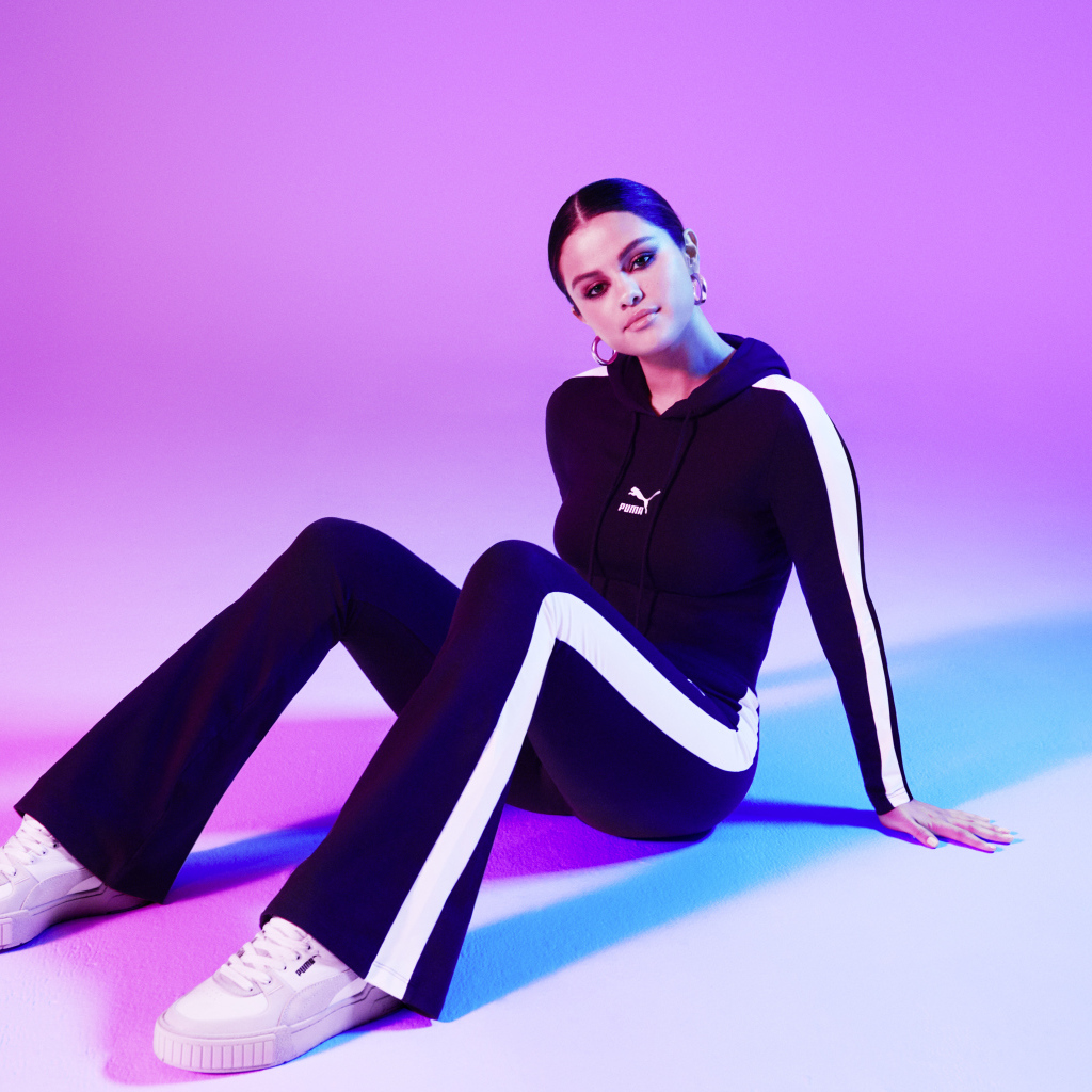 Актриса и певица Селена Гомез в костюме  PUMA 