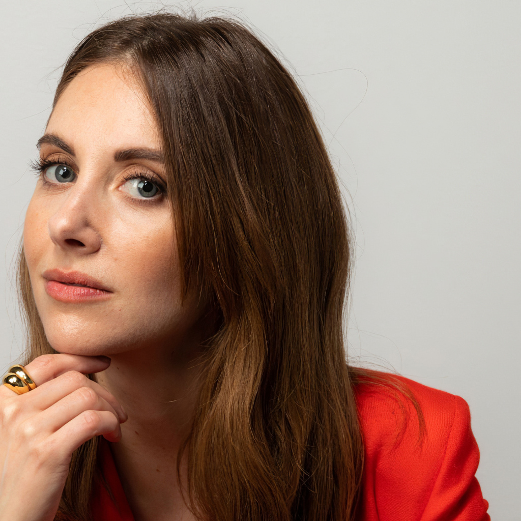 Американская актриса Элисон Бри на сером фоне