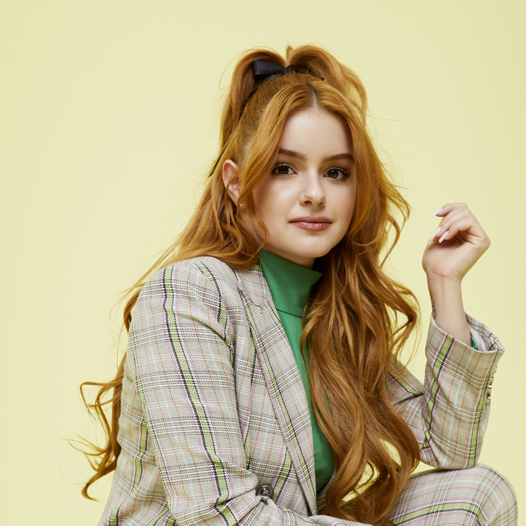 Американская актриса Ариэль Уинтер в пиджаке