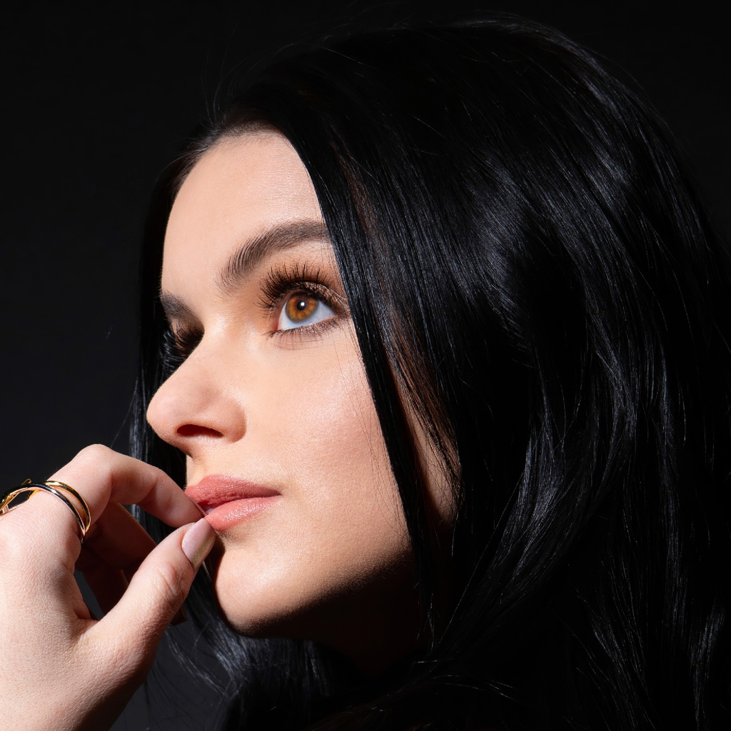 Американская актриса Ариэль Уинтер в черными волосами