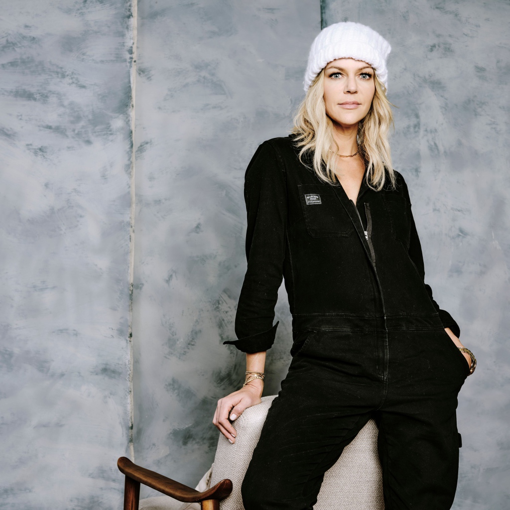 Американская актриса Кейтлин Олсон  в черном костюме