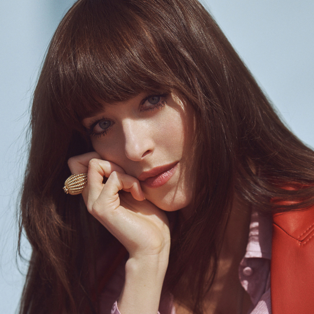 Американская актриса Дакота Джонсон в красной куртке