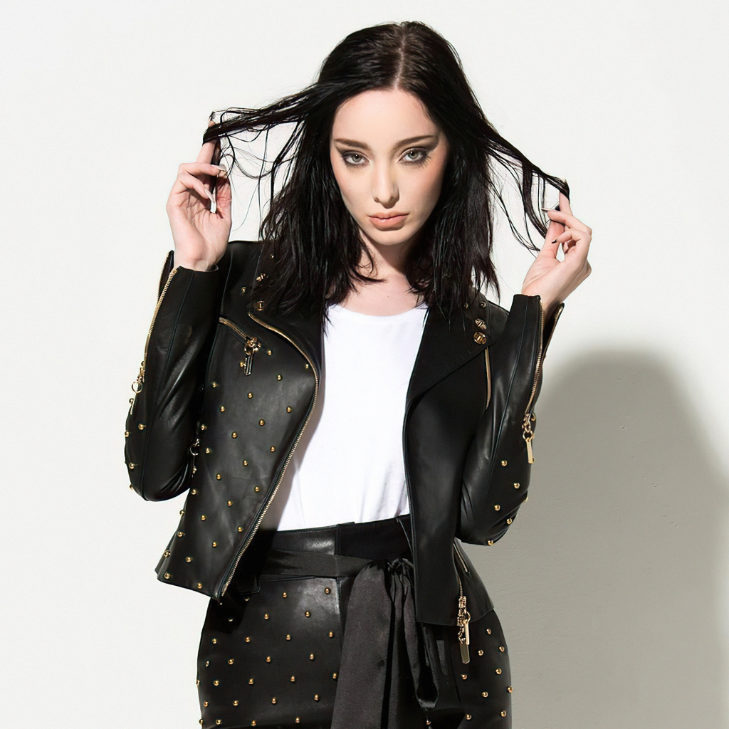 Американская актриса Эмма Дюмон в черном кожаном костюме на белом фоне