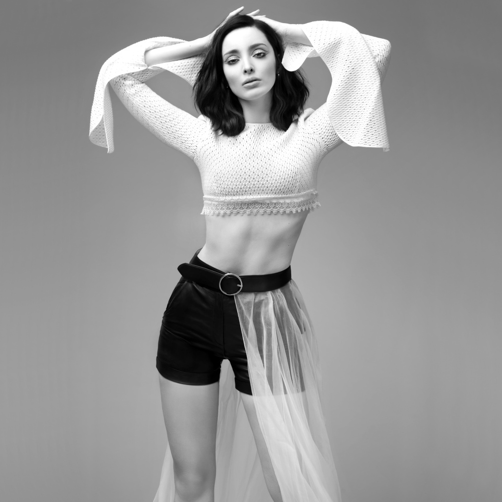 Американская актриса Эмма Дюмон в черно белом наряде