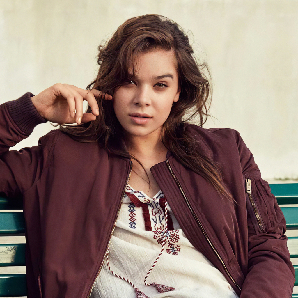 Американская актриса Хейли Стейнфилд сидит на лавке