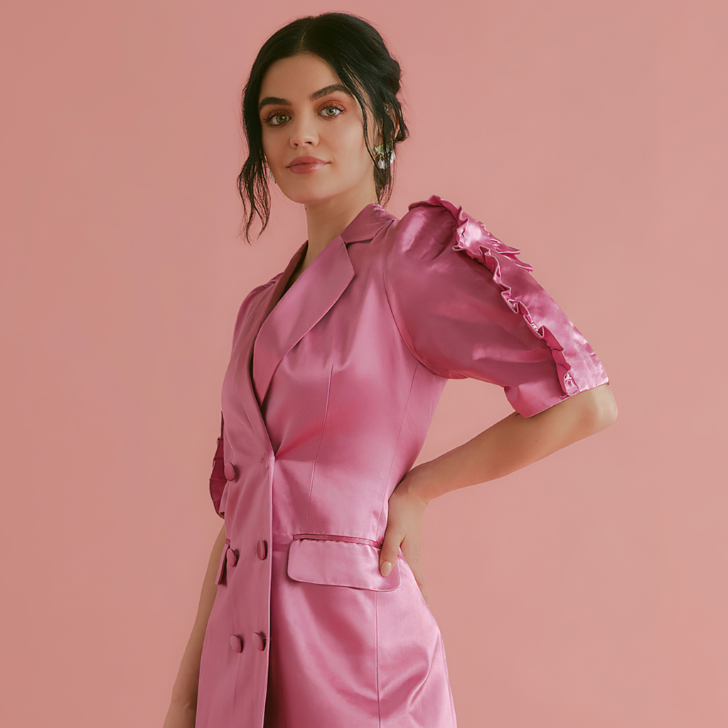 Американская актриса Люси Хейл в розовом платье