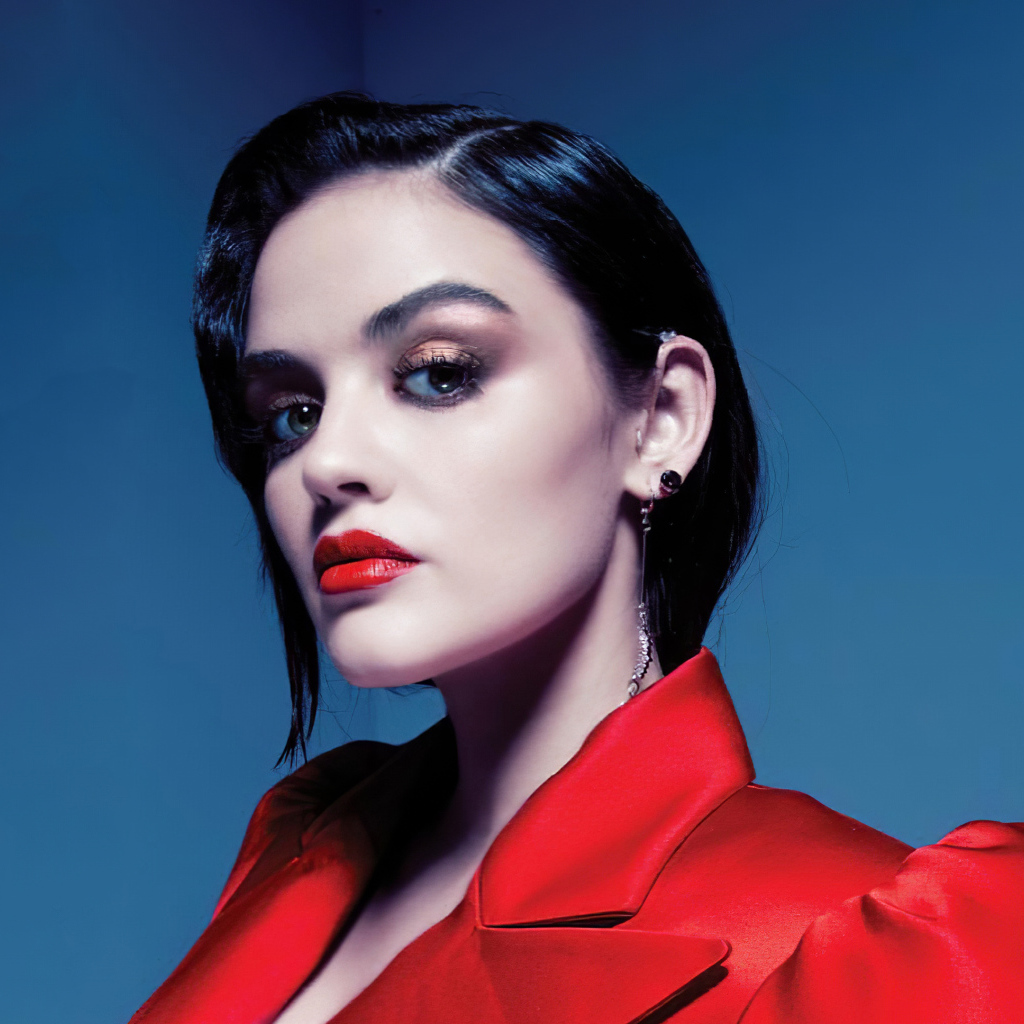 Американская актриса Люси Хейл в красном наряде на сером фоне