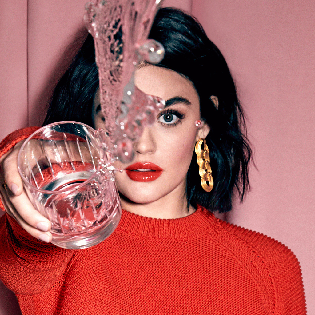 Американская актриса Люси Хейл со стаканом воды