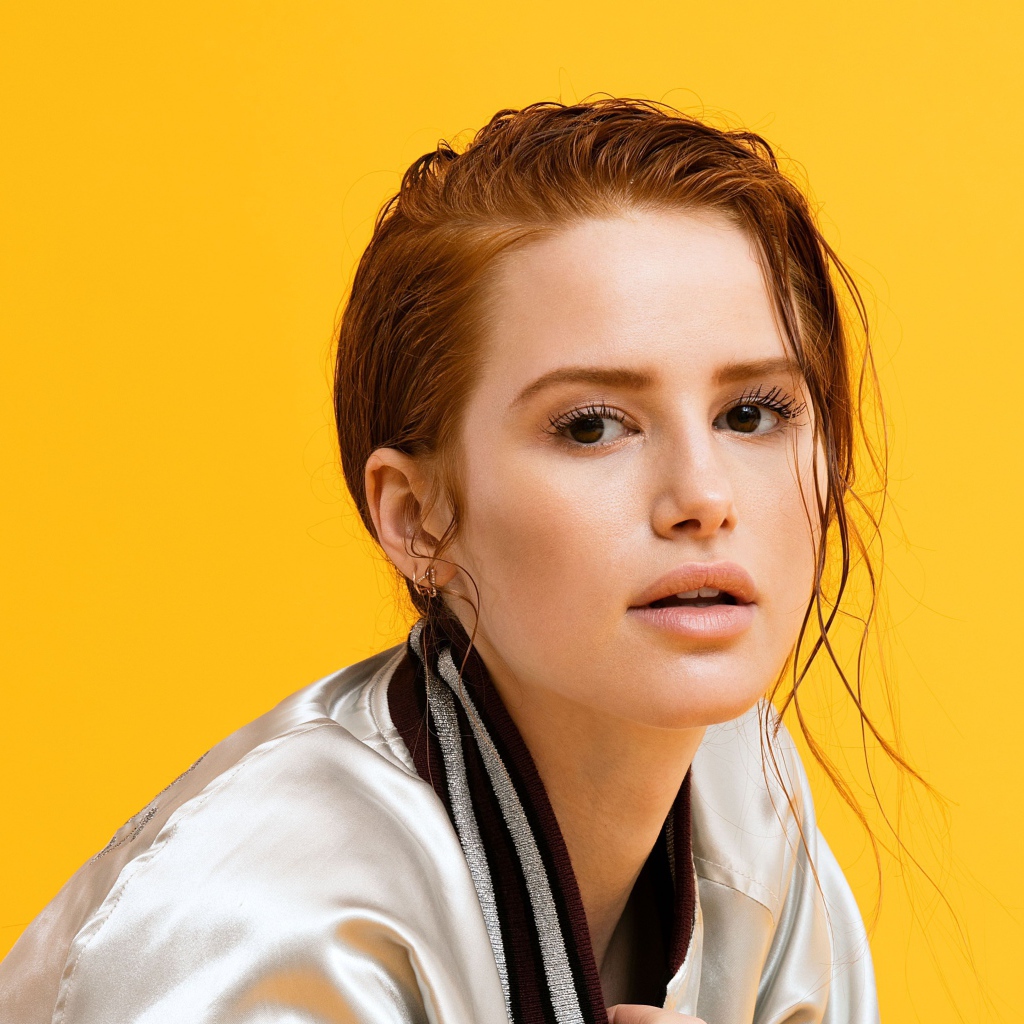 Американская актриса Мэделин Петш на желтом фоне