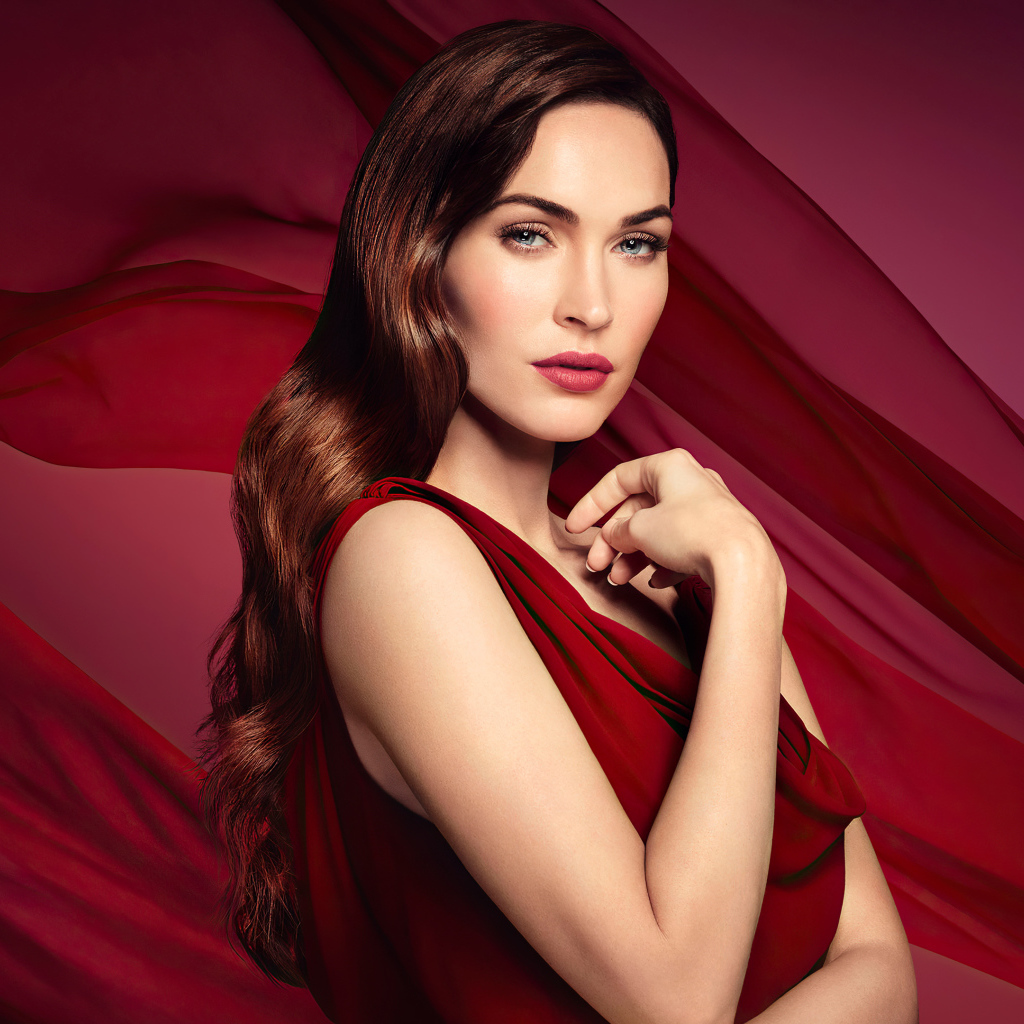 Американская актриса Меган Фокс на красном фоне