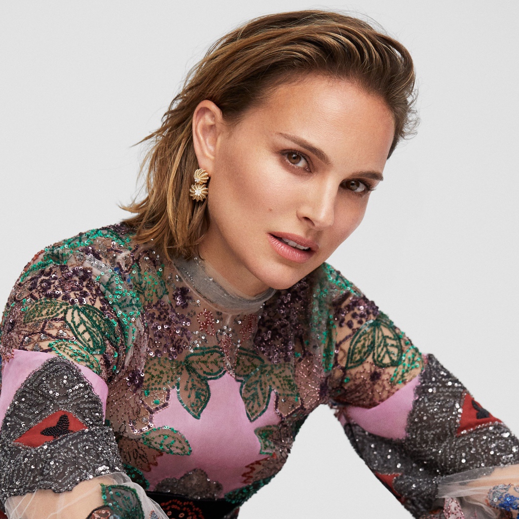 Американская актриса Натали Портман  в ярком наряде