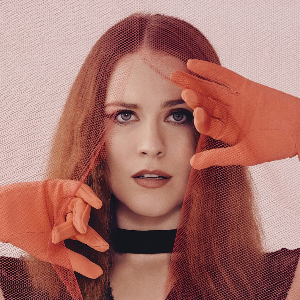 Американская актриса Рэйчел Броснахэн с рыжими волосами