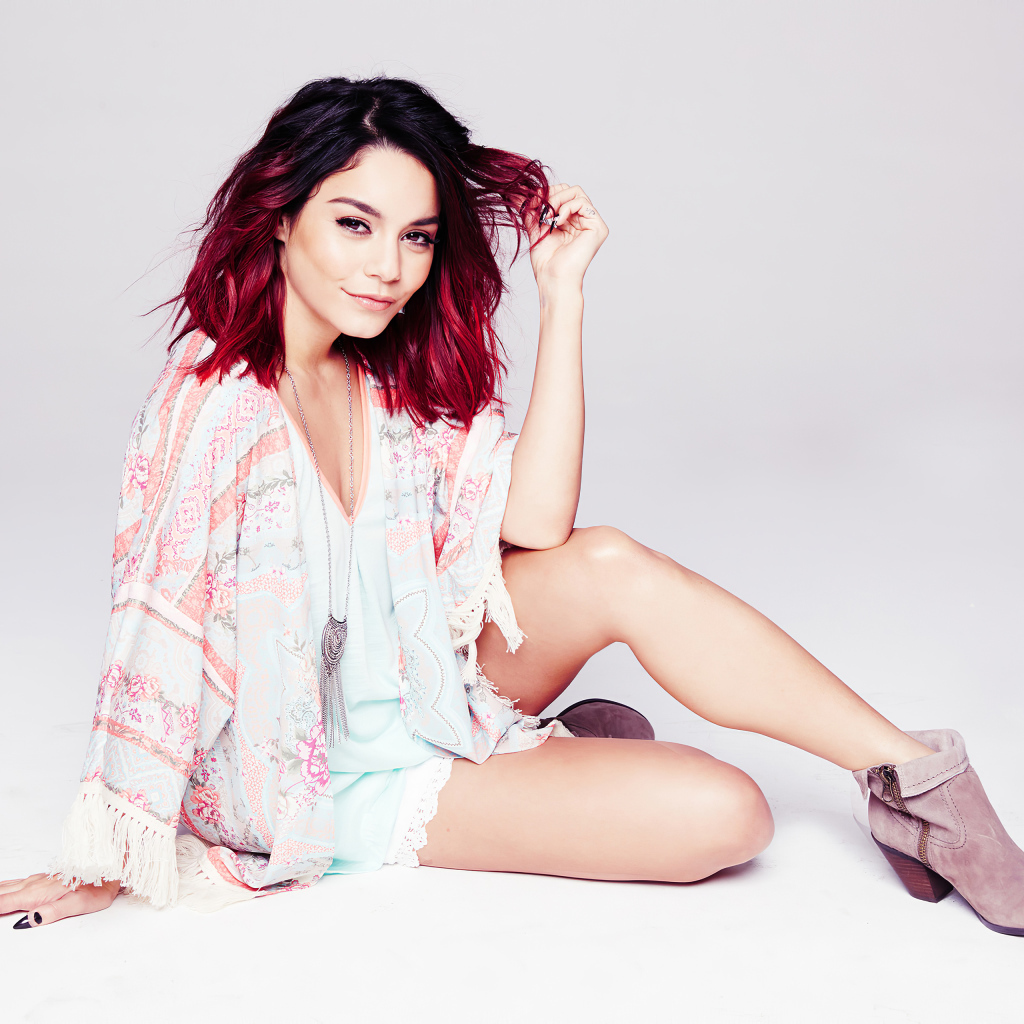 Американская актриса Ванесса Хадженс на сером фоне