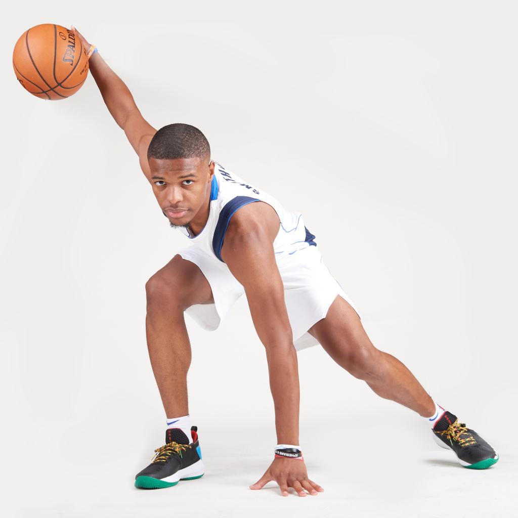 Американский баскетболист Деннис Смит с мячом