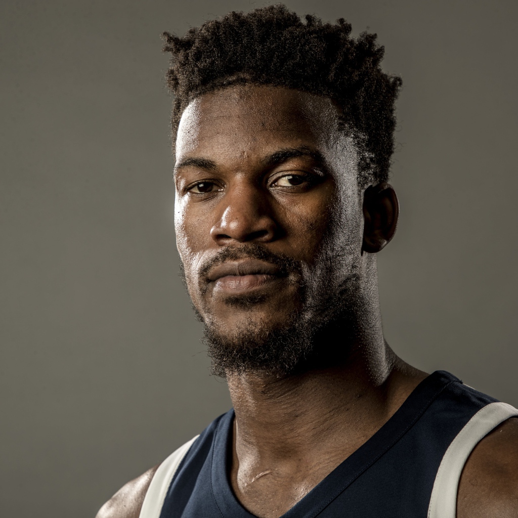 Американский баскетболист Джимми Батлер на сером фоне