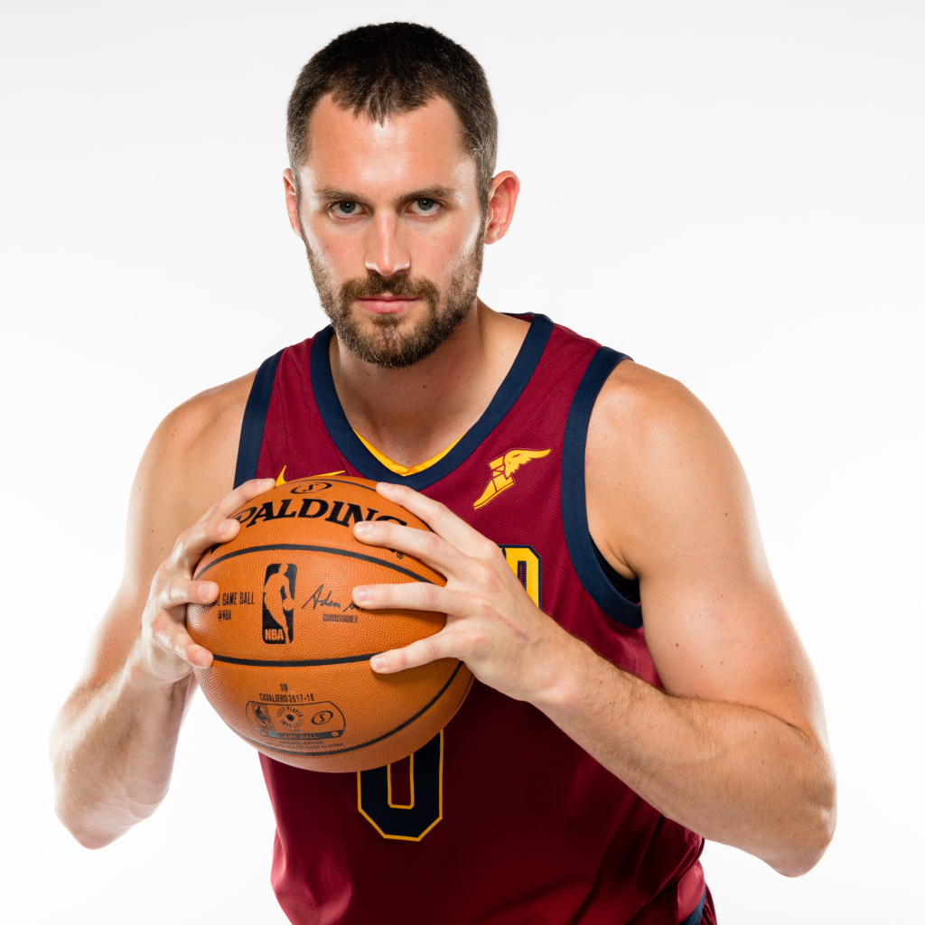 Американский баскетболист Кевин Лав с мячом в руках на белом фоне