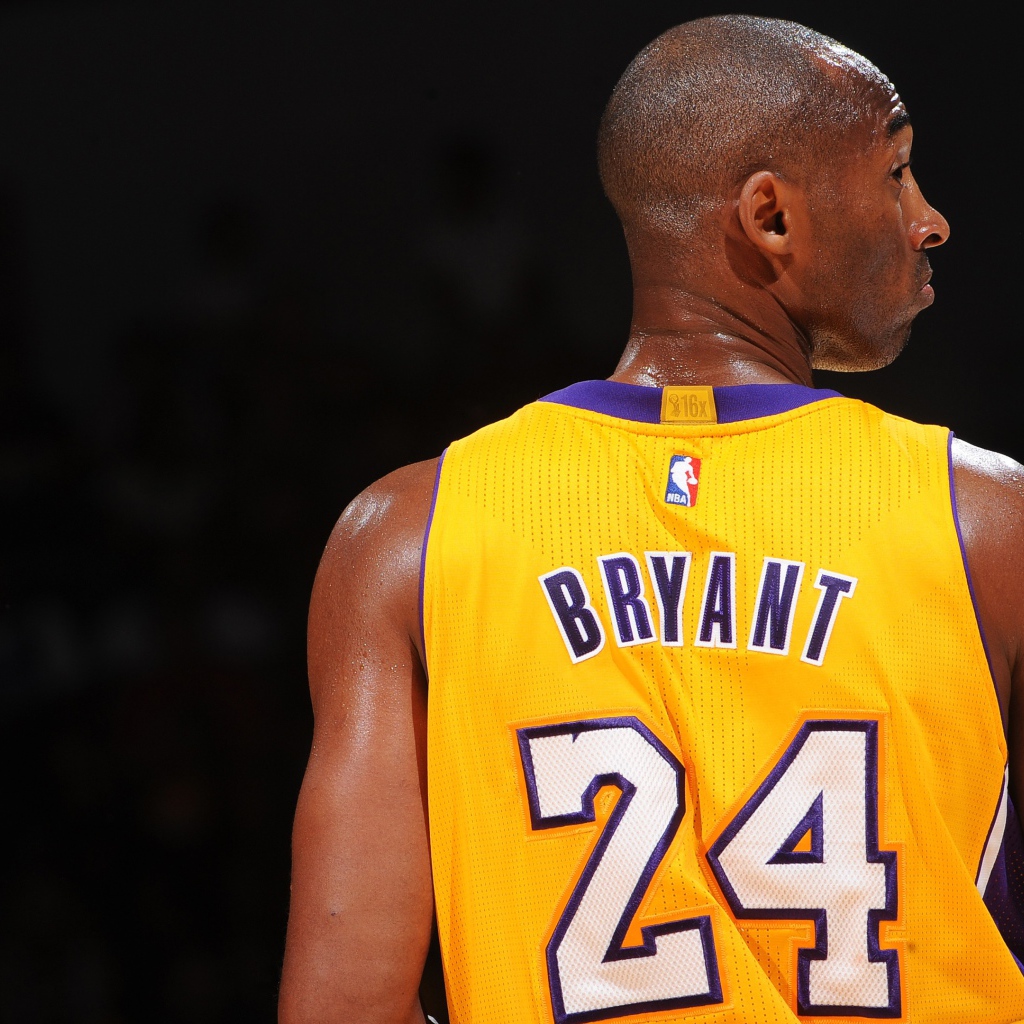Американский баскетболист Коби Брайант вид сзади
