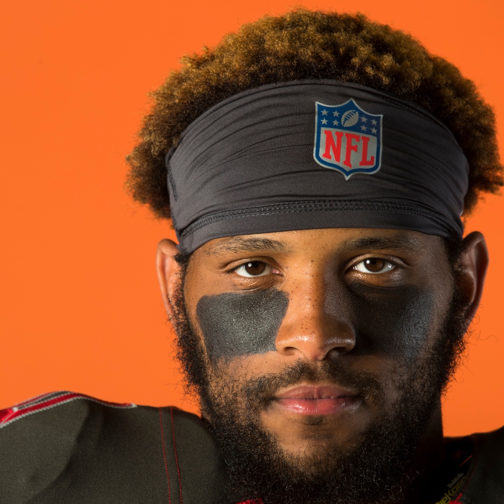 Игрок в американский футбол O. J. Howard лицо крупным планом