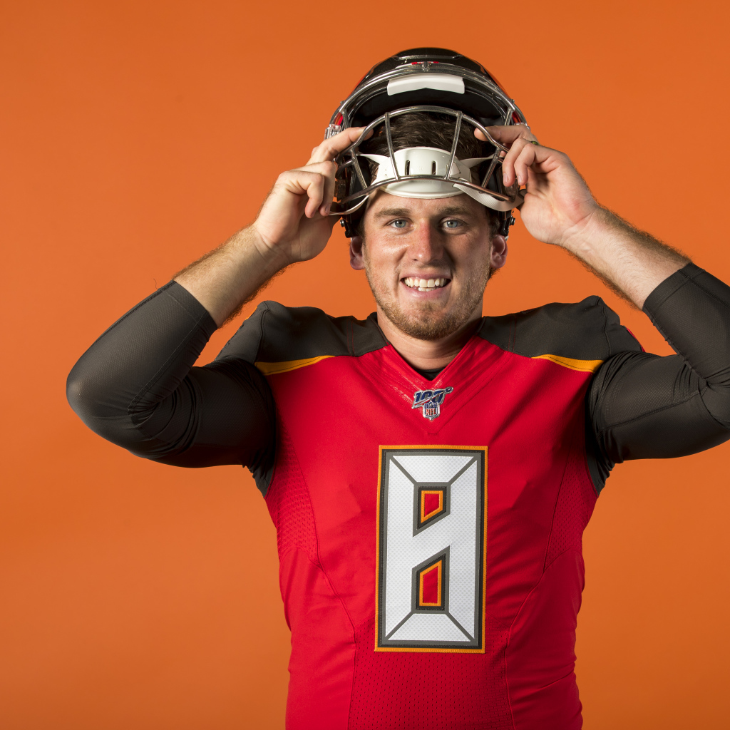Защитник американского футбола Джош Маккоун в шлеме