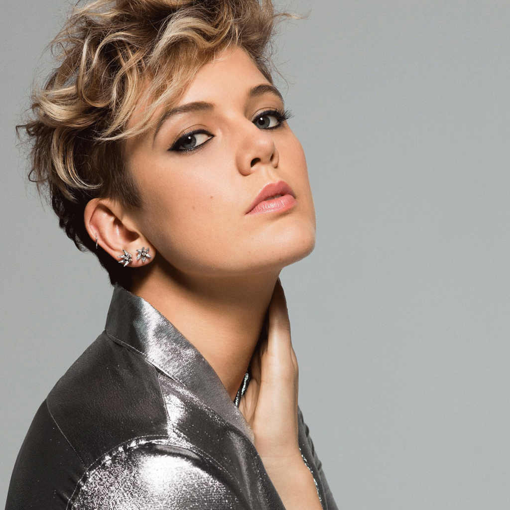 Австралийская актриса Betty Who на сером фоне