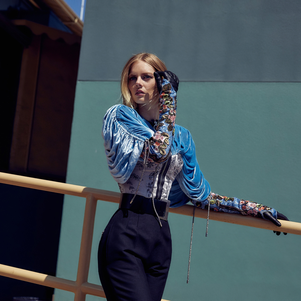 Австралийская актриса, модель Самара Уивинг в костюме