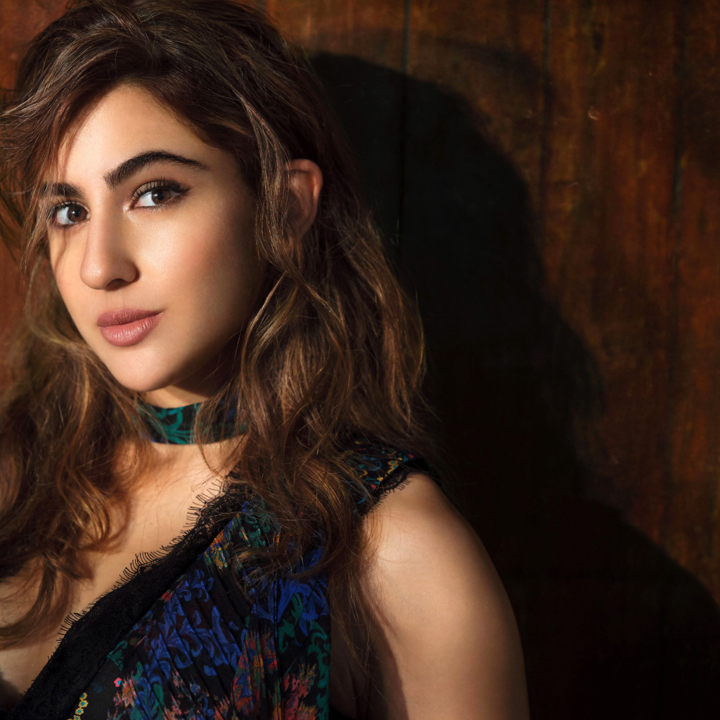 Красивая актриса болливуда Сара Али Хан  