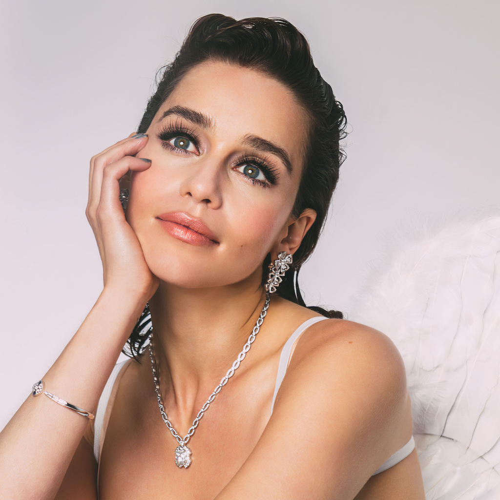 Красивая британская актриса Эмилия Кларк в белом платье 