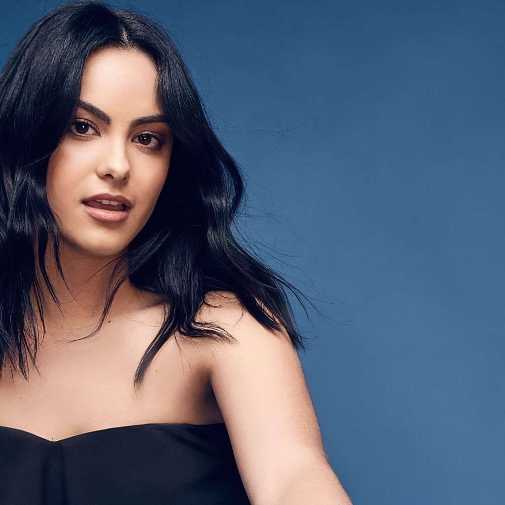Красивая актриса Камила Мендес на синем фоне
