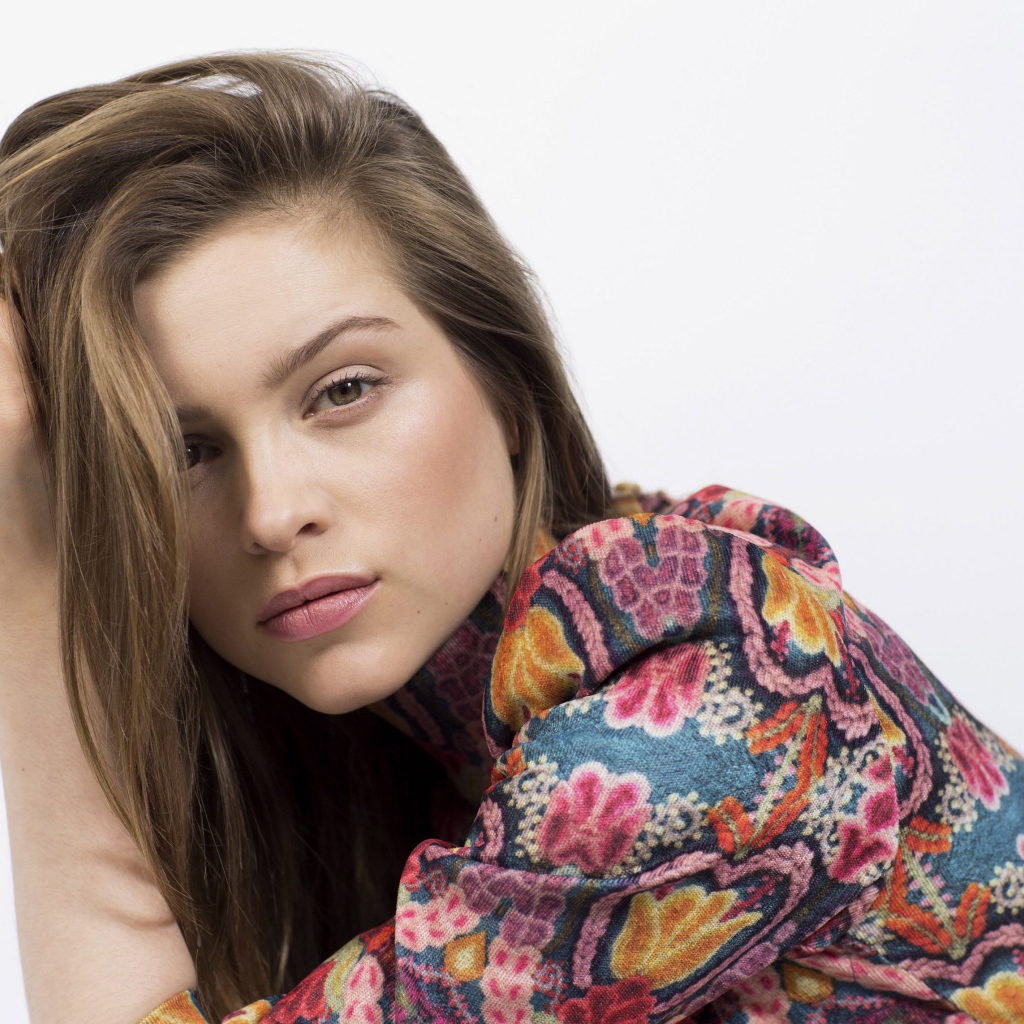 Красивая актриса Софи Куксон на белом фоне