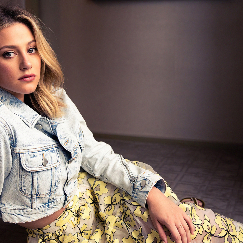 Красивая блондинка Лили Рейнхарт в джинсовой куртке