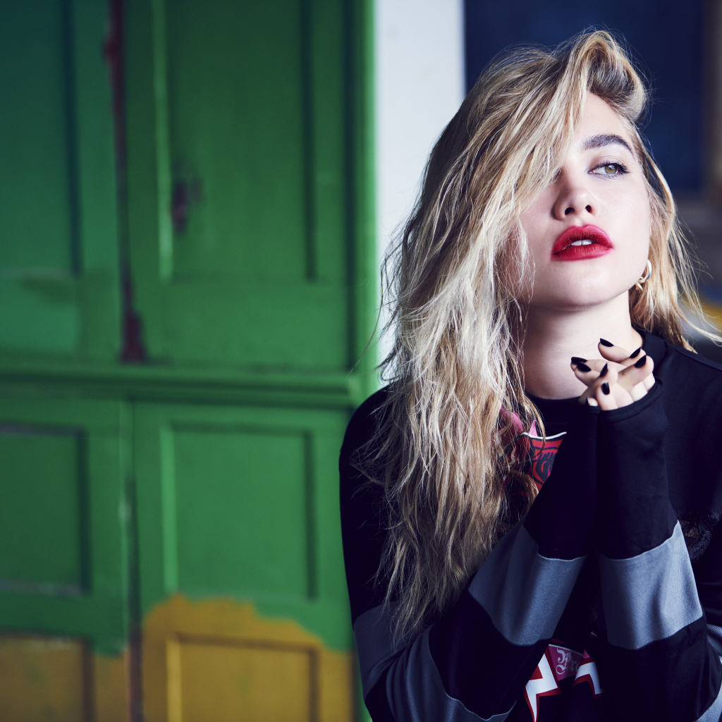 Красивая блондинка, актриса Флоренс Пью с ярким макияжем