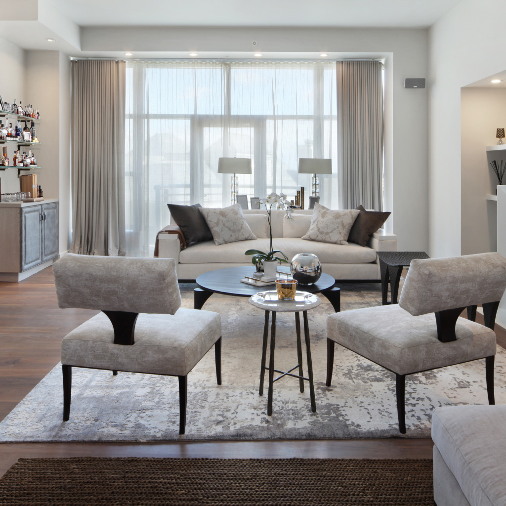 Красивая светлая гостиная с камином и большим окном