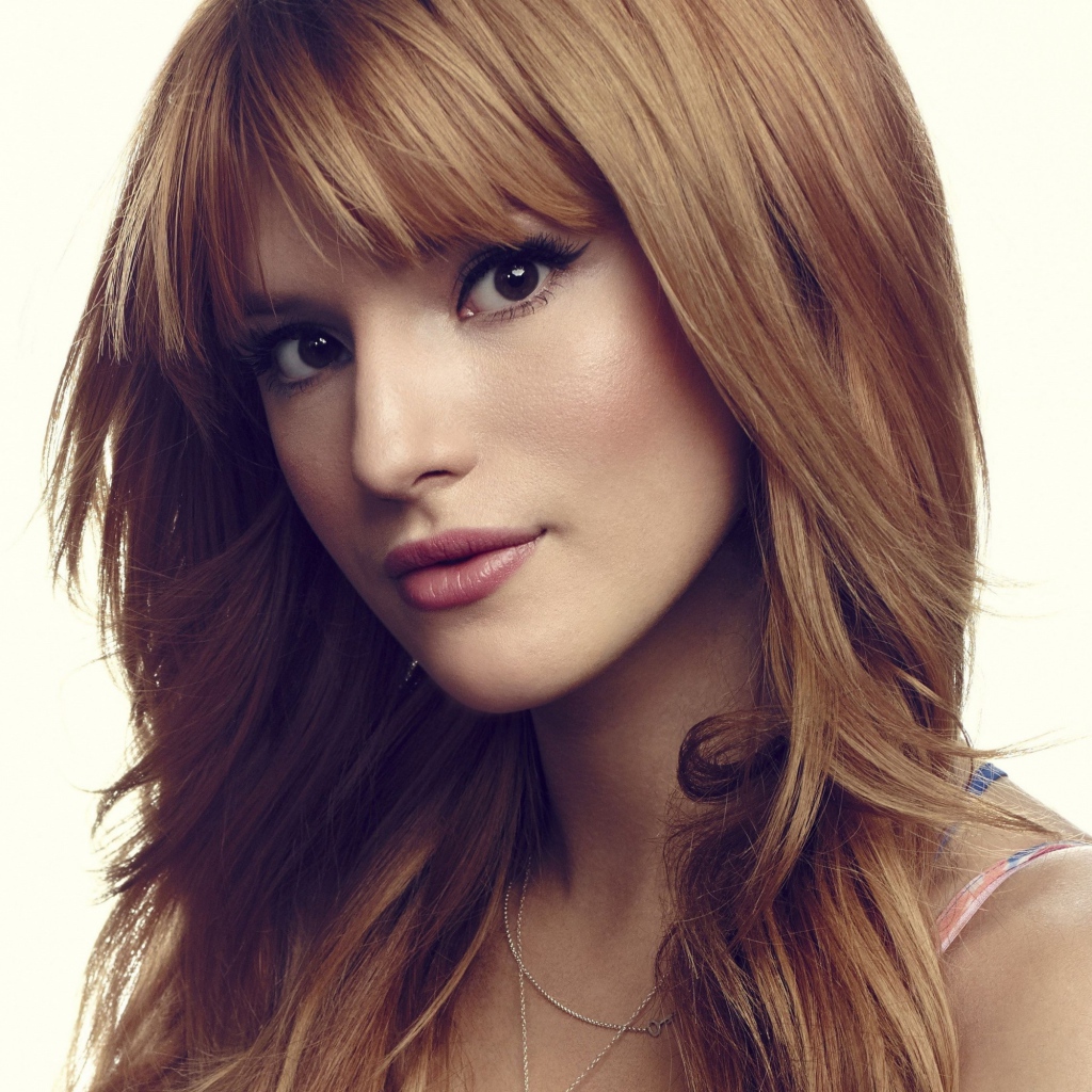 Красивая кареглазая актриса Белла Торн на белом фоне