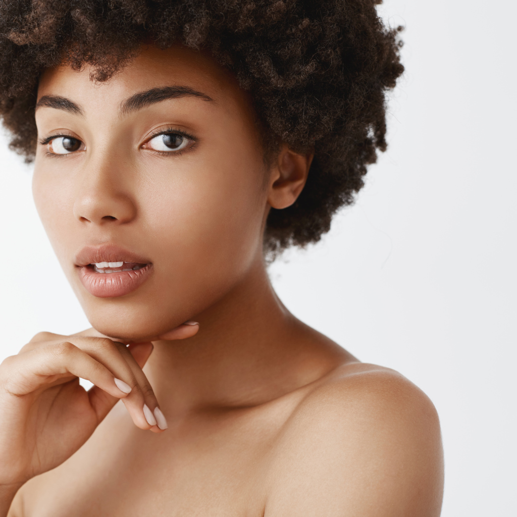 Красивая темнокожая девушка на белом фоне 