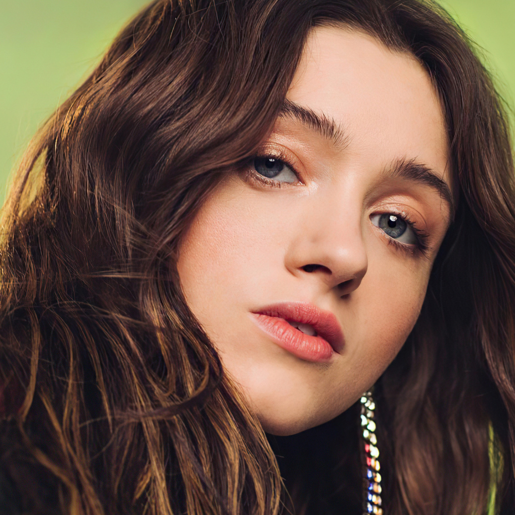 Красивая девушка  Наталия Дайер лицо крупным планом