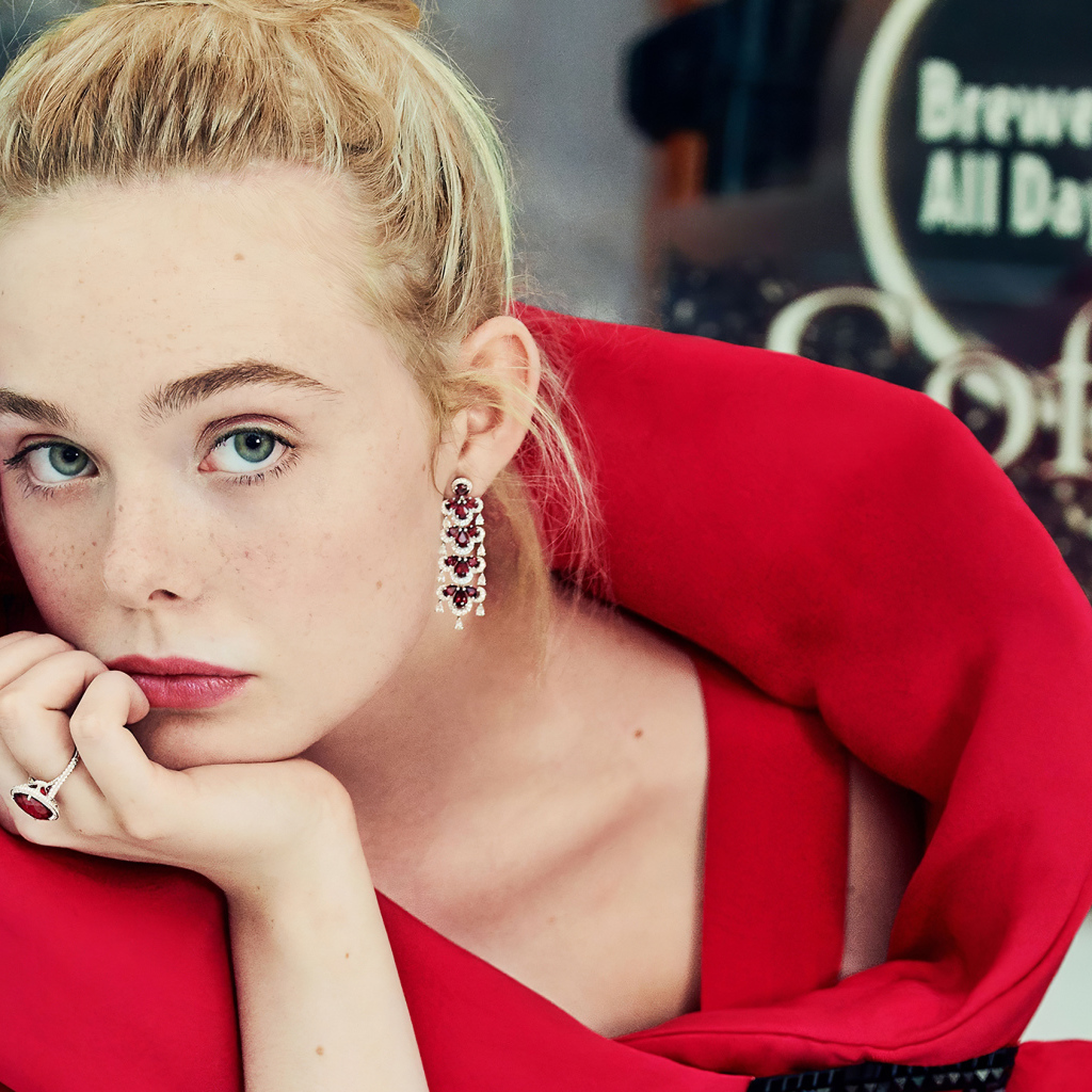 Красивая девушка, актриса Эль Фаннинг в красном наряде