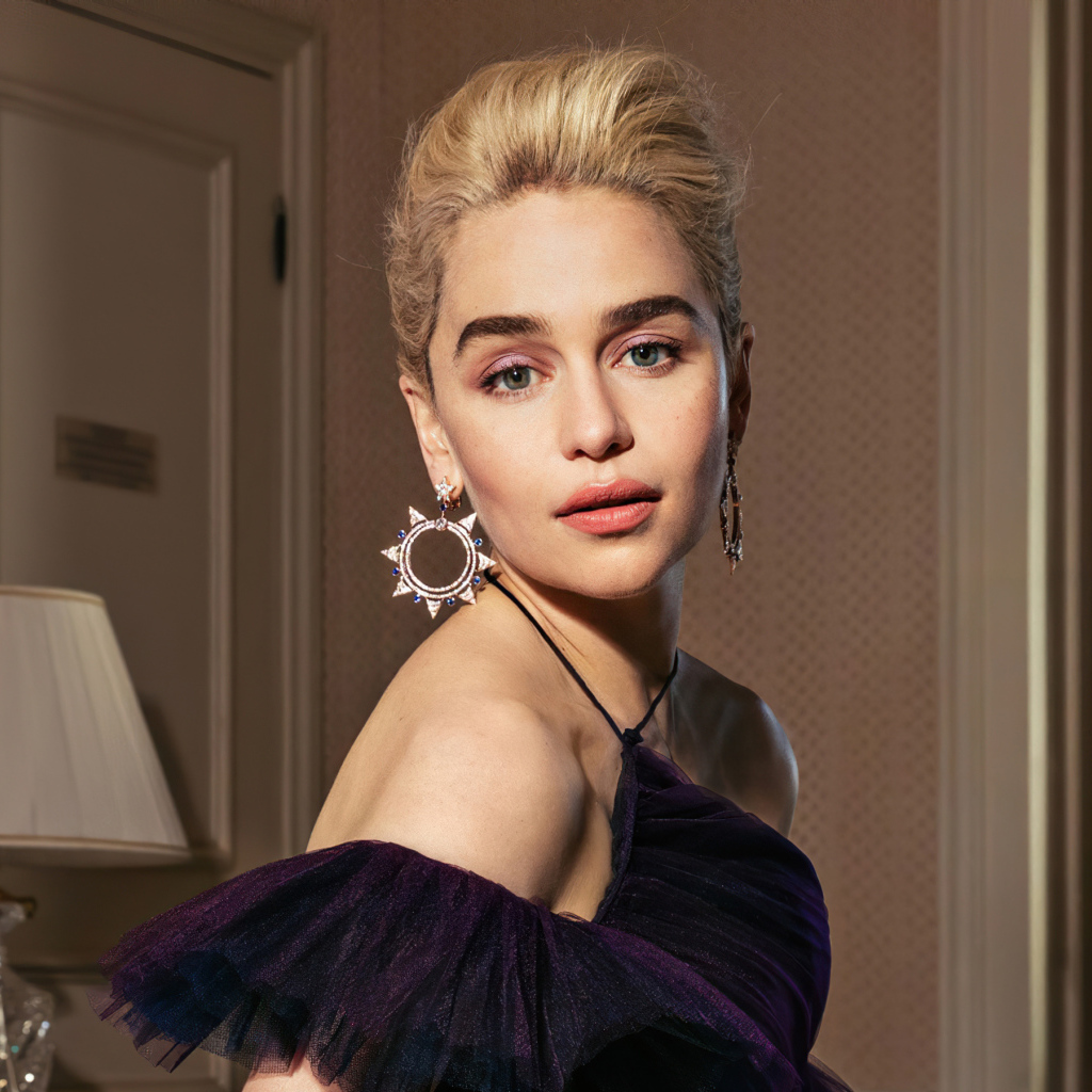 Красивая девушка, актриса Эмилия Кларк в комнате