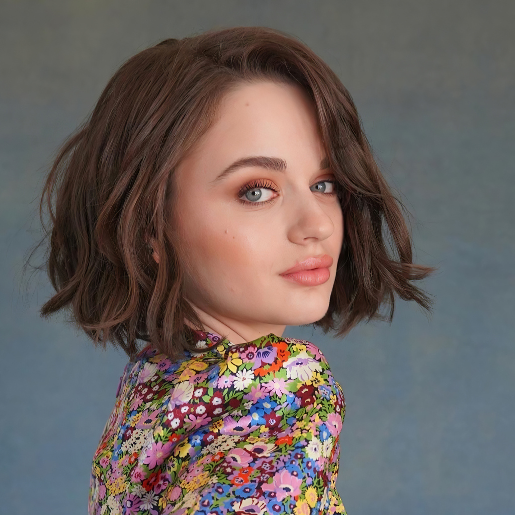 Красивая девушка, актриса Джои Кинг на сером фоне