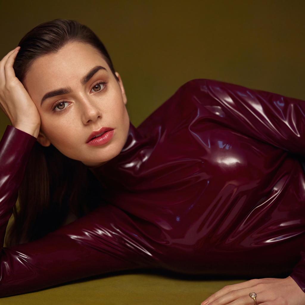 Красивая девушка, актриса Лили Коллинз в кожаном костюме 