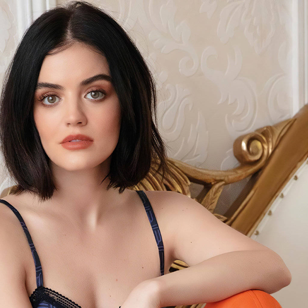 Красивая девушка, актриса Люси Хейл сидит на диване