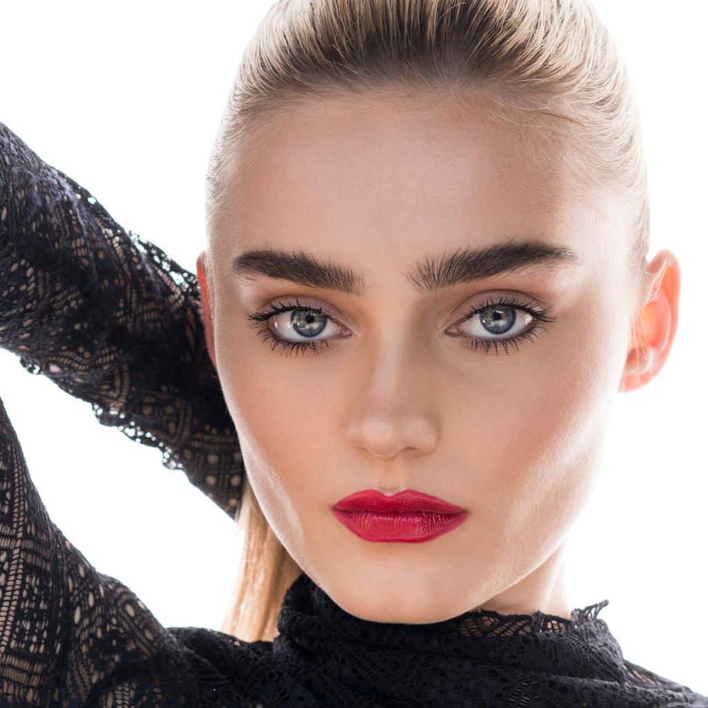 Красивая девушка, актриса Мэг Доннелли на белом фоне