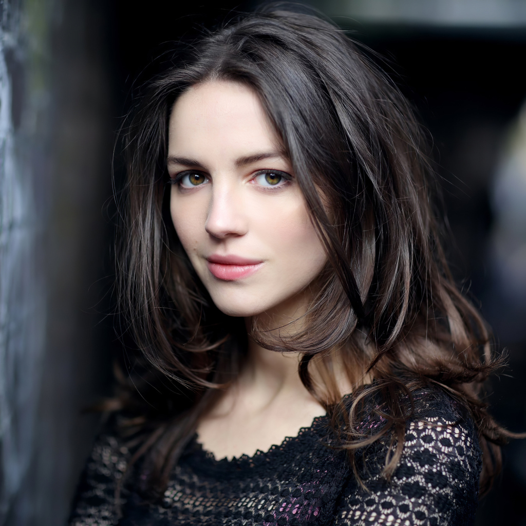 Красивая девушка актриса Элла Хант