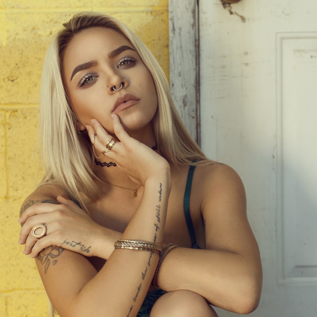 Красивая девушка с татуировками на руках 