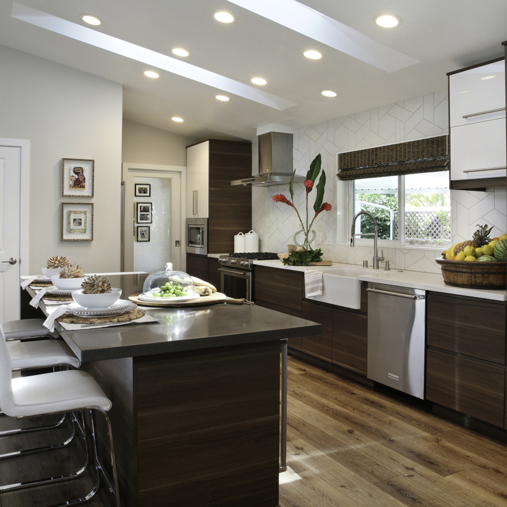 Красивая кухня с деревянной мебелью 